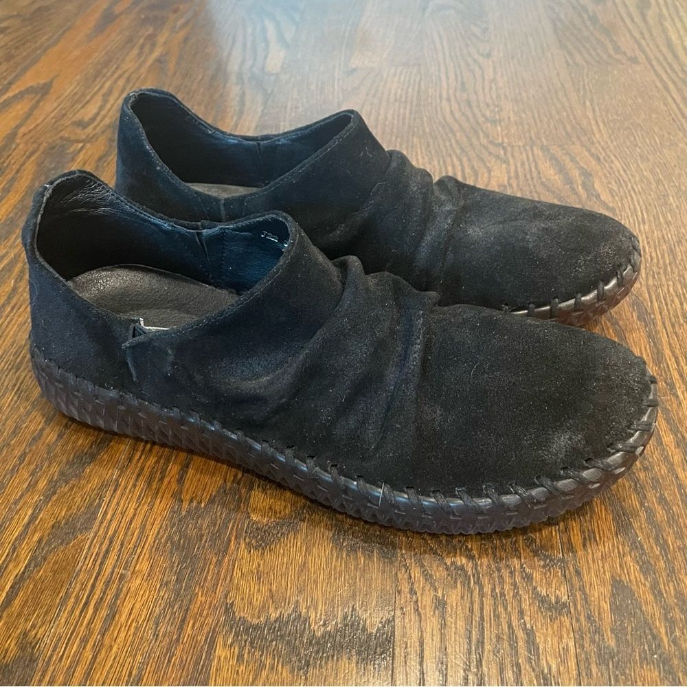 ANTELOPE J22 Garner Black Suede Ruched Slip On Sneakers